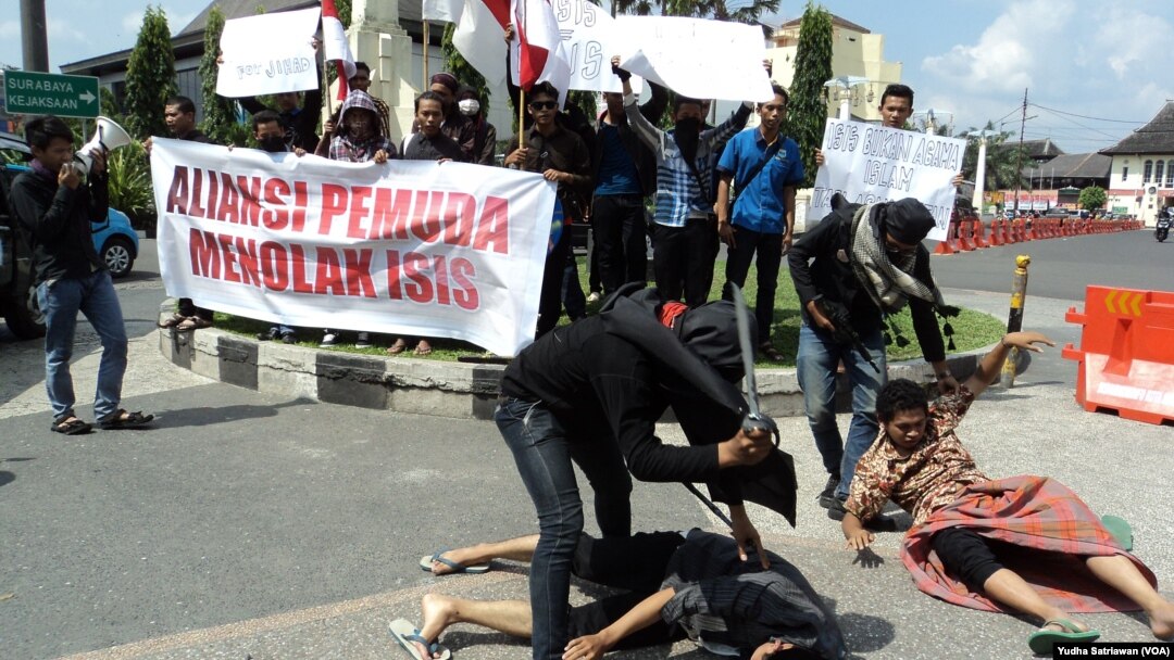 Aksi pemuda Muslim di Solo tolak ISIS, di depan Balaikota Solo, Senin siang, 23 Maret 2015 (VOA/Yudha Satriawan)