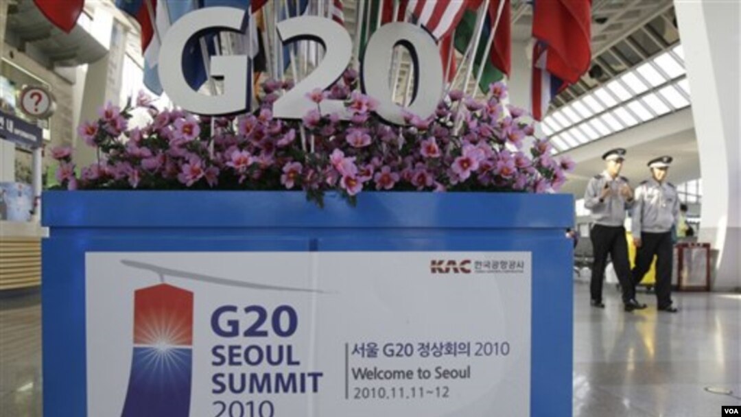 Poster pertemuan pemimpin G-20 di bandara Gimpo di Seoul, Korea Selatan. Korea Selatan akan menjadi tuan rumah pertemuan kepala negara G-20 bulan depan.