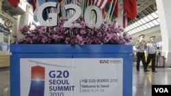 Poster pertemuan pemimpin G-20 di bandara Gimpo di Seoul, Korea Selatan. Korea Selatan akan menjadi tuan rumah pertemuan kepala negara G-20 bulan depan.