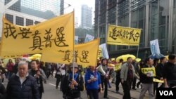 2015年2月1日，数万港人参与民阵争取真普选大游行（美国之音海彦拍摄）