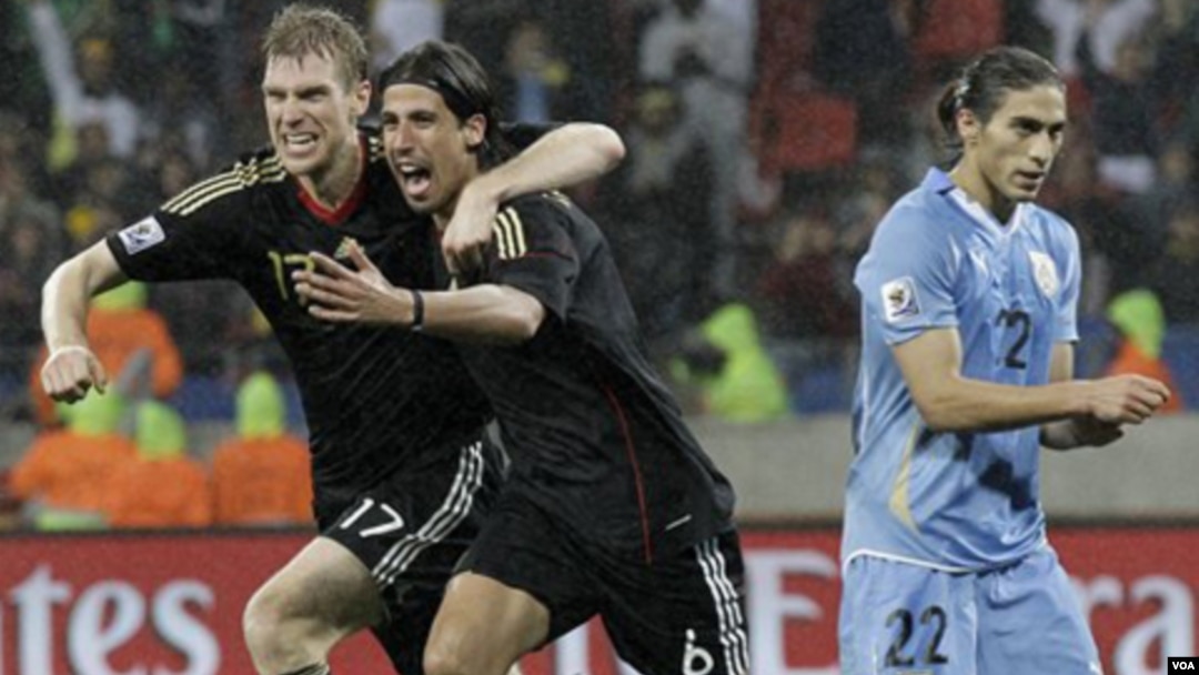 Sami Khedira (tengah) setelah mencetak gol kemenangan Jerman melalui sundulan kepala di menit ke-82, dalam pertandingan melawan Uruguay di Port Elizabeth, Sabtu.