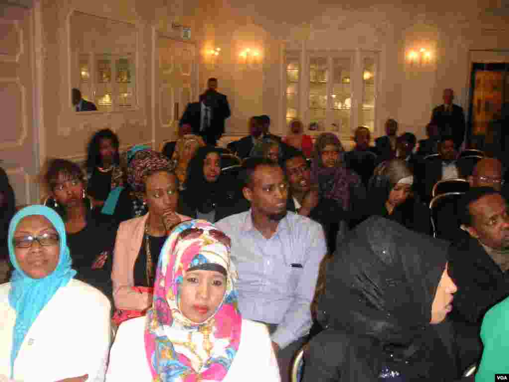 Dadwaynaha ka soo qeyb galay barnaamijka VOA ee London