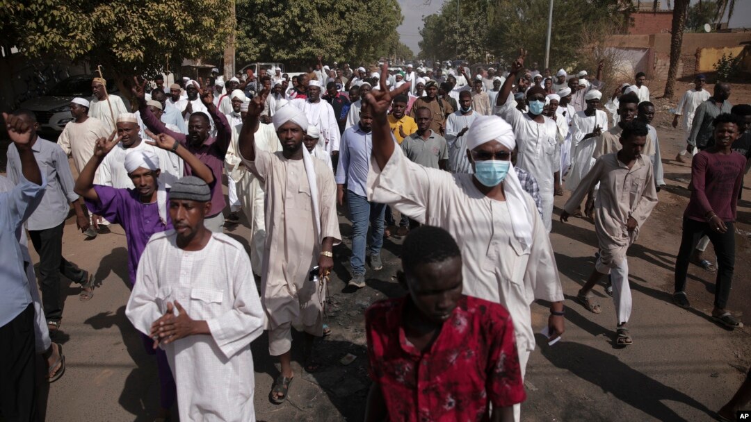 Warga melakukan unjuk rasa menuntut dikembalikannya pemerintahan sipil dalam aksi di Khartoum, Sudan, Jumat (29/10). 