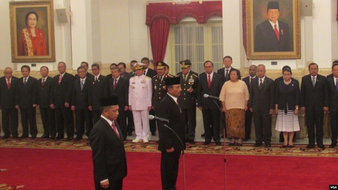 Pelantikan Kepala Badan Nasional Penanggulangan Terorisme Irjen Tito Karnavian dan Kepala Badan Nasional Keamanan Laksda Arie Soedewo di Istana Negara Jakarta (16/3). (VOA/Andylala Waluyo)