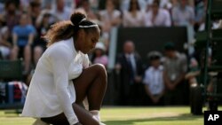 Petenis AS Serena Williams berlutut setelah kalah satu poin dari petenis Jerman, Angelique Kerber, dalam laga final tunggal putri di Kejuaraan Tenis Wimbledon, di London, 14 Juli 2018.