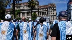 ARCHIVO - Manifestantes con banderas de Argentina se manifiestan contra las reformas económicas del presidente Javier Milei frente a la Corte Suprema mientras los sindicatos impugnan legalmente las medidas, en Buenos Aires, Argentina, el 27 de diciembre de 2023.