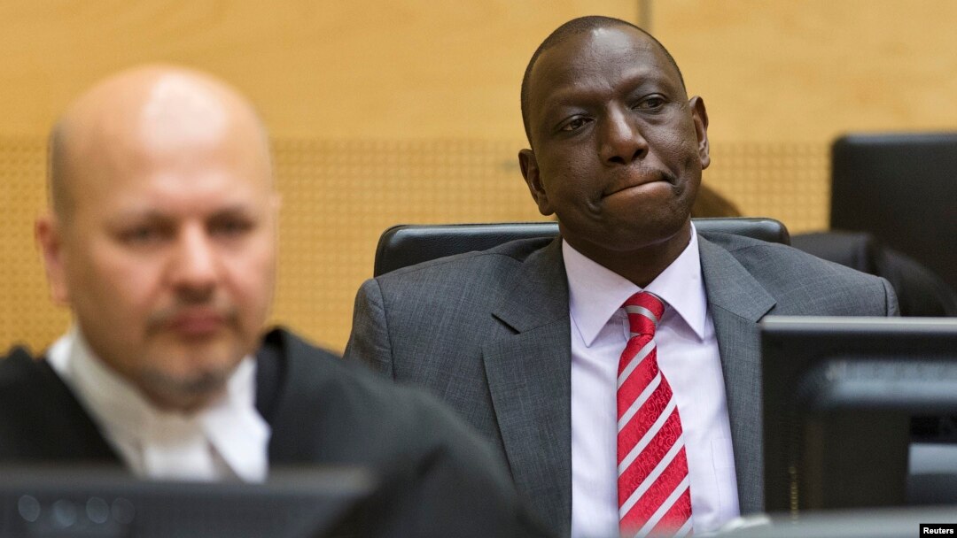 Wapres Kenya William Ruto (kanan) saat menghadiri sidang Mahkamah Kejahatan Internasional (ICC) di Den Haag, Selasa (10/9). 
