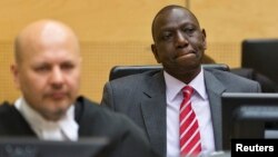 Wapres Kenya William Ruto (kanan) saat menghadiri sidang Mahkamah Kejahatan Internasional (ICC) di Den Haag, Selasa (10/9). 