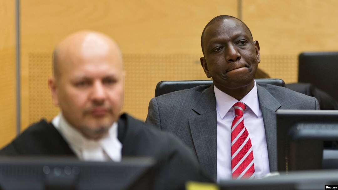 Wakil Presiden Kenya William Ruto (kanan) di ruang sidang Mahkamah Kejahatan Internasional (ICC) di Den Haag (10/9). 