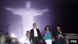 La familia presidencial de Estados Unidos, el presidente Obama, su esposa Michelle y sus hijas Sasha y Malia en la última escala de su viaje a Brasil, tras visitar el Cristo Redentor.