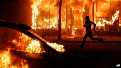 Chicago police officers rush into burning home: 'I could feel the flames   It was very hard to see