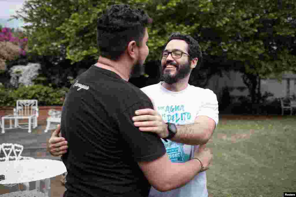 Jesús Tefel Amador, miembro del movimiento opositor Unidad Nacional Azul y Blanca (UNAB), interactúa con un hombre no identificado después de ser liberado de la prisión, en Managua, Nicaragua, el 30 de diciembre de 2019. (Foto de Reuters)