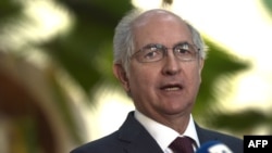 Venezuelan opposition leader and former Caracas Mayor Antonio Ledezma (L) addresses the press in Washington, Nov. 28, 2017.