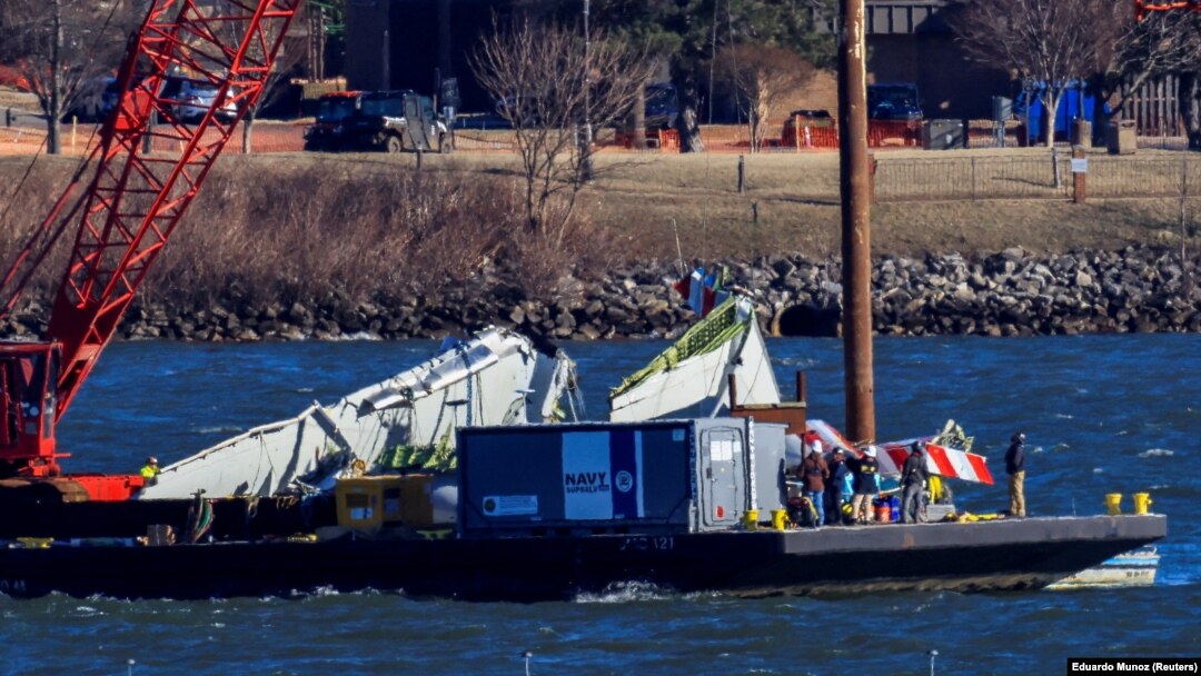 Vađenje delova oluipine aviona Amerikan erlajnsa iz reke Potomak, 4. februar 2025. (REUTERS/Eduardo Munoz)