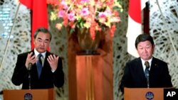 지난 2019년 11월 왕이 중국 외교부장과(왼쪽) 도테기 도시미쓰 일본 외무상과 도쿄에서 기자회견을 하고 있다. 