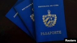 ARCHIVO - En esta imagen ilustrativa tomada el 16 de mayo de 2023 se muestran pasaportes cubanos. 