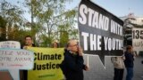 Demonstranti ispred Evropskog suda za ljudska prava, gdje šest mladih ljudi iz Portugala optužuje 32 evropske vlade za kršenje njihovih ljudskih prava zbog, kako kažu, neuspjeha da se adekvatno pozabave klimatskim promjenama, 27. septembra 2023.