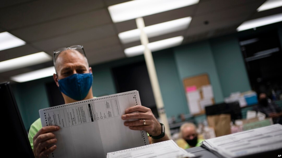 Petugas pemungutan suara memilah surat suara lebih awal dan tidak hadir di Gedung Kenosha pada Hari Pemilihan pada hari Selasa, 3 November 2020, di Kenosha, Wis. (Foto: AP/Wong Maye-E)