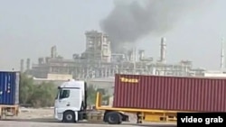 دود ناشی از یکی از موشک‌های اصابت کرده به یکی از تأسیسات انرژی بحرین، ساعاتی پس از اعلام آتش‌بس در روز چهارشنبه