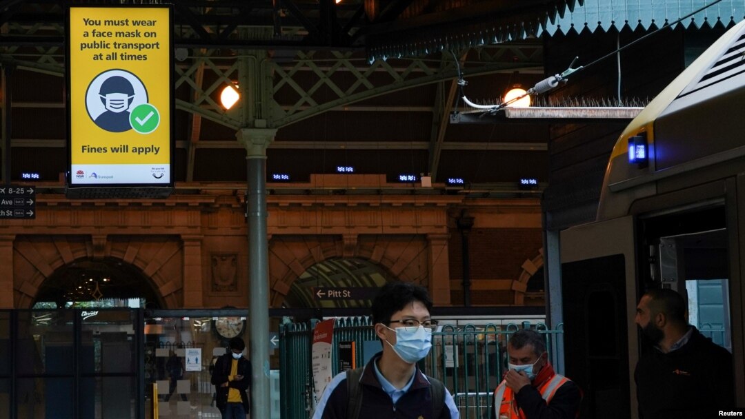 Imbauan di Stasiun Pusat mengenai peraturan kesehatan masyarakat di negara bagian New South Wales, saat kota itu bergulat dengan wabah COVID-19 di Sydney, Australia, 23 Juni 2021. (Foto: REUTERS/Loren Elliott)
