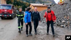El gobernador de la región de Veneto, Luca Zaia (segundo desde la derecha), inspecciona la zona devastada por una semana de mal tiempo en el noreste de Italia. Domngo 4 de noviembre de 2018. Las inundaciones, fuertes vientos y deslaves en las zonas montañosas han dejado al menos una docena de muertos. Foto: Vigili del Fuoco via AP.