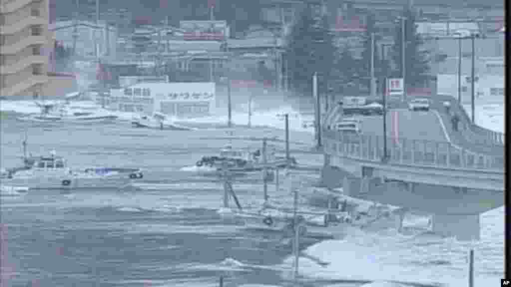 جاپان کې راغلي زلزله او سونامي په عکسونو کې