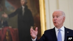 El presidente Joe Biden después de anunciar desde la Casa Blanca en Washington, 29 de julio de 2021, que millones de trabajadores federales deben demostrar que han recibido una vacuna contra el coronavirus o deberán someterse a pruebas y a usar máscaras.