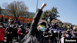 Manifestantes reclamaron al actual gobierno de Bolivia por el aplazamiento de las elecciones generales, que finalmente deberán realizarse el 18 de octubre de 2020.