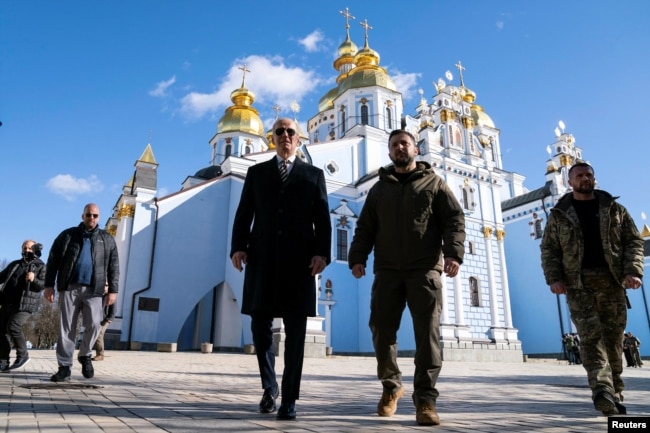美国总统拜登访问乌克兰期间与乌克兰总统泽连斯基行走在基辅的圣米迦勒金顶修道院的大街上。（2023年2月20日）