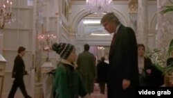 Сцена из фильма "Один дома 2" с участием Маколея Калкина и Дональда Трампа
