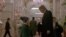 Esta captura de pantalla tomada de YouTube del filme 'Home Alone 2' muestra la escena en la que aparece el presidente Donald Trump.