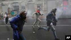 Manifestantes protestan en las calles de Ecuador el 3 de octubre de 2019 por la subida de precios al combustible y el estado de emergencia en el país. AP