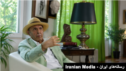 جواد مجابی، شاعر، نویسنده، طنزپرداز، روزنامه‌نگار، و منتقد برجسته ادبی
