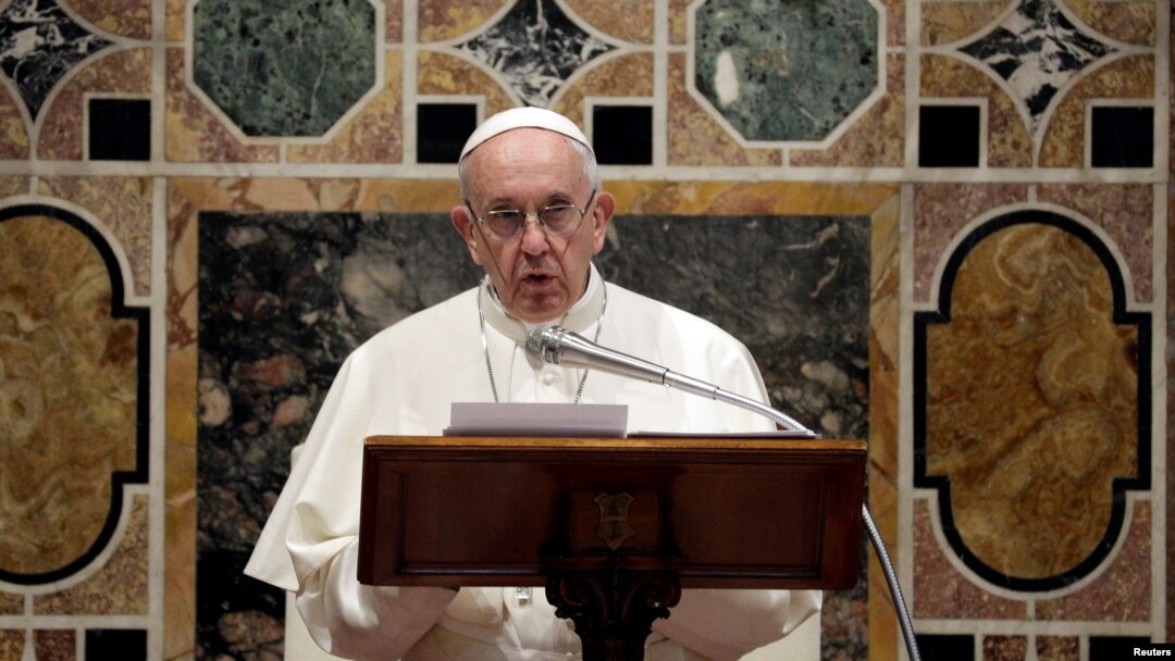 El Papa Francisco habla a diplomáticos en el tradicional encuentro del Año Nuevo en el Vaticano. Enero 8 de 2018. REUTERS/Andrew Medichini/Pool - 