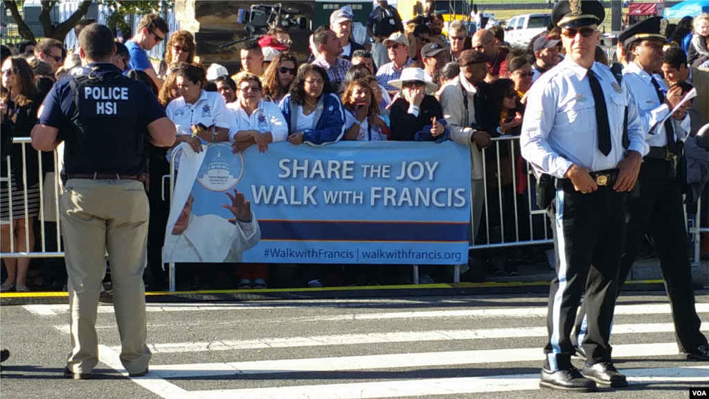 Throngs of people wait to catch a glimpse of Pope Francis along the parade route, Washington, D.C., Sept. 23, 2015. (Richard Green/VOA)