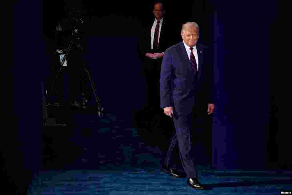 El presidente Donald Trump entra al escenario del primer debate de la campa&#241;a presidencial de 2020 en la Universidad Case Western Reserve en Cleveland, Ohio, el 29 de septiembre de 2020. 