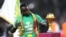 Sadio Mane célèbre sa victoire à la Coupe d'Afrique des Nations, Yaoundé, le 6 février 2022.