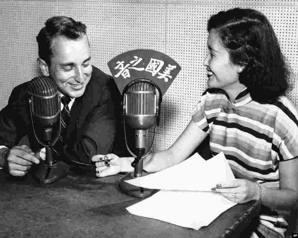 老照片回顾：美国之音中文广播70年