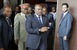 조셉 카빌라(가운데) 콩고민주공화국 대통령이 지난 2016년 10월 자국의 정정불안 문제를 논의하기 위해 앙골라 수도 루안다에서 열린 중·남부 아프리카 정상회담 현장에 도착하고 있다.