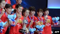 Kapten tim Piala Uber Jepang, Ayaka Takahashi, memegang Piala Uber dan berfoto bersama rekan-rekannya setelah mengalahkan Thailand dalam turnamen Piala Uber di Bangkok, Sabtu, 26 Mei 2018.