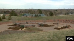 El Columbine Memorial (izquierda) justo sobre la colina de Columbine High School (derecha) en Littleton, Colorado.
