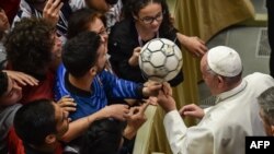 Le pape François joue avec un ballon de football lors d'un événement intitulé "Le football que nous aimons" ("Il calcio che amiamo") organisé par le journal sportif italien "La gazzetta dello sport" et la fédération italienne du football FIGC le 24 mai 2019 à