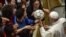 Le pape François joue avec un ballon de football lors d'un événement intitulé "Le football que nous aimons" ("Il calcio che amiamo") organisé par le journal sportif italien "La gazzetta dello sport" et la fédération italienne du football FIGC le 24 mai 2019 à