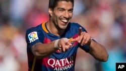 Luis Suarez se rejouit après un but contre Grénade lors d'un match de la Liga au stade Los Carmenes à Grénade, Espagne, 14 mai, 2016. (AP Photo/Daniel Tejedor)