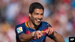 Luis Alberto Suarez du FC Barcelone célèbre après avoir marqué son troisième but contre Grenade lors d'un match de La Liga espagnole au stade Los Carmenes stade à Grenade, en Espagne, 14 mai 2016. 