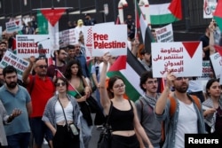 Orang-orang berdemonstrasi dalam aksi protes untuk menyatakan dukungan bagi warga Palestina di Gaza, menjelang peringatan serangan 7 Oktober, di tengah konflik Israel-Hamas, di Istanbul, Turki, 5 Oktober 2024. (Foto: Dilara Senkaya/REUTERS)