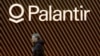 Logo perusahaan peranti lunak Palantir Technologies tampak di Davos, Swiss, 22 Januari 2020. (Foto: Reuters)