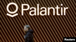 Logo perusahaan peranti lunak Palantir Technologies tampak di Davos, Swiss, 22 Januari 2020. (Foto: Reuters)