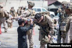 Las fuerzas militares estadounidenses ayudan en la evacuación de Afganistán el 22 de agsoto de 2021.