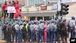 FILE: Abalandeli beMDC-T batshengisela ezitaladini eHarare.